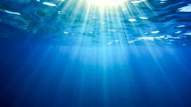 ワンピース1116話イメージ・海底に差し込む光の写真